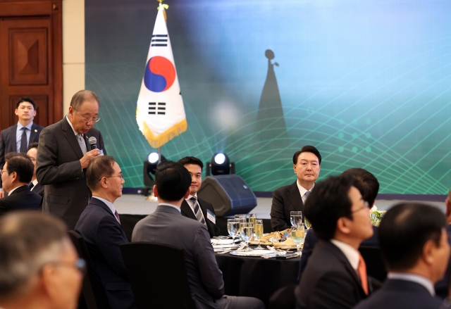 사우디아라비아를 국빈 방문 중인 윤석열 대통령이 23일(현지 시간) 리야드의 매리엇호텔에서 열린 동행 경제인 만찬에서 류진 한국경제인협회장의 환영사를 듣고 있다./연합뉴스