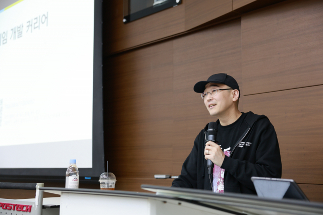 김용하 넥슨게임즈 MX스튜디오 총괄PD가 경북 포항시 포스텍에서 열린 강연에 참석해 ‘블루 아카이브’ 개발 과정을 소개하고 있다. 김성태 기자