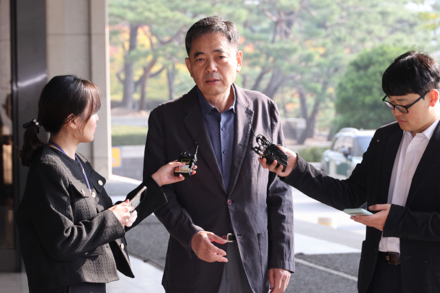 '50억 클럽' 의혹으로 수사를 받는 곽상도 국민의힘 전 의원이 25일 오전 피의자 신분으로 조사를 받기 위해 서울 서초동 서울중앙지검으로 들어가며 취재진의 질문에 답하고 있다. 연합뉴스