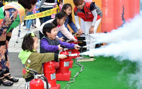 지난 2019년 10월 열린 중랑구 안전체험 한마당에서 어린이들이 소화기 사용법을 배우고 있다. 사진제공=중랑구