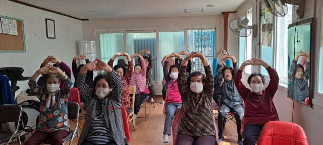 동작구 경로당에서 어르신 대상으로 실시한 실버 체조 프로그램 사진. 사진=동작구청 제공