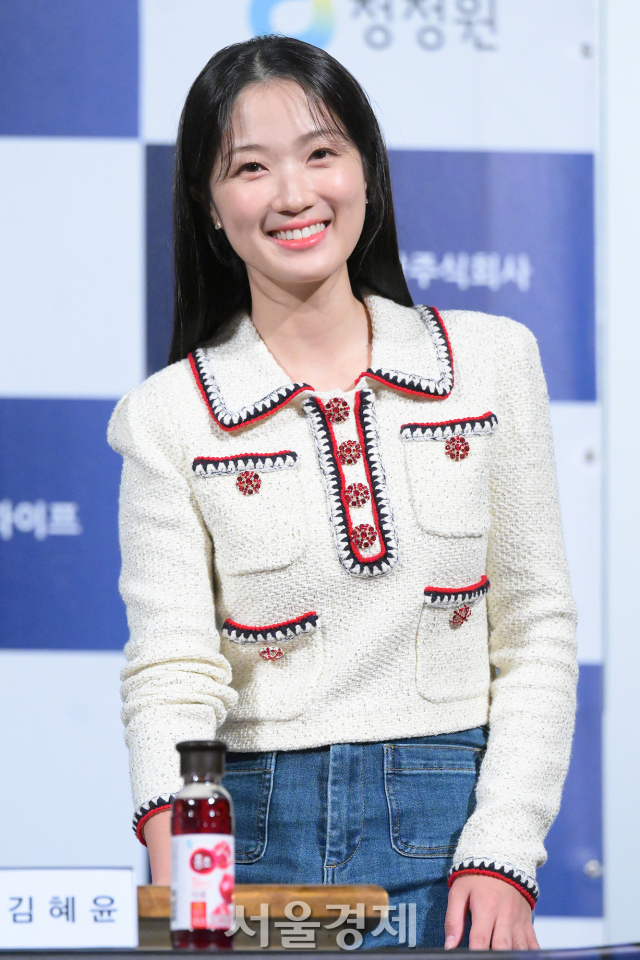 배우 김혜윤이 25일 오후 서울 영등포구 CGV 여의도에서 진행된 '제44회 청룡영화상 핸드프린팅' 행사에서 포즈를 취하고 있다. 김규빈 기자