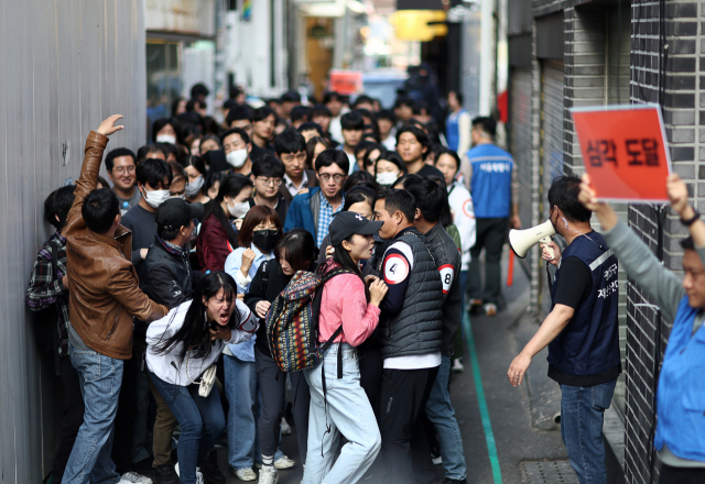 25일 오후 서울 건대 맛의거리 입구 인근에서 인파감지시스템 가동 점검 및 훈련이 진행되고 있다. 연합뉴스