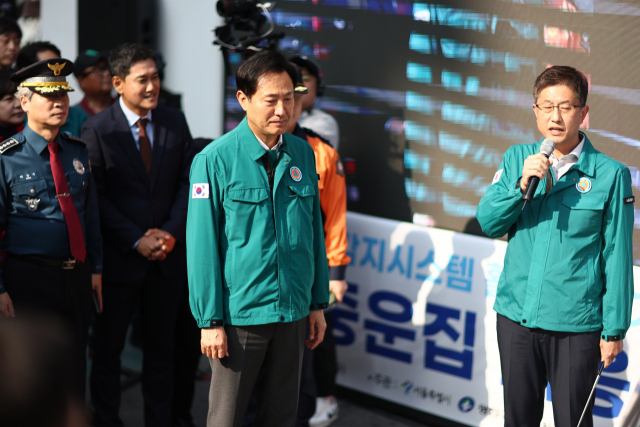 오세훈 서울 시장이 25일 오후 서울 건대 맛의거리 입구 인근에서 열린 ‘인파감지시스템 가동 점검 및 훈련’을 찾아 관계자로부터 설명을 듣고 있다. 연합뉴스