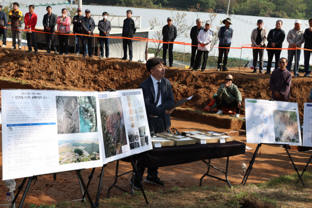 이상훈 진실화해위원회 상임위원이 25일 경기 안산시 선감도 발굴현장에서 선감학원 아동 인권침해 사건 조사내용과 향후 방향에 대해 설명하고 있다. 진실해행위 제공