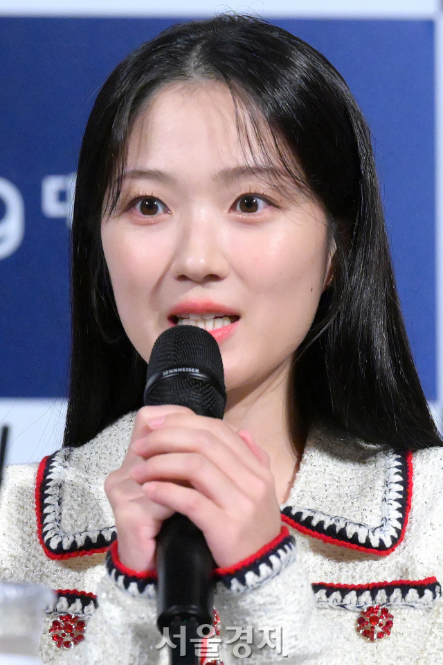 배우 김혜윤이 25일 오후 서울 영등포구 CGV 여의도에서 진행된 '제44회 청룡영화상 핸드프린팅' 행사에서 소감을 말하고 있다. 김규빈 기자