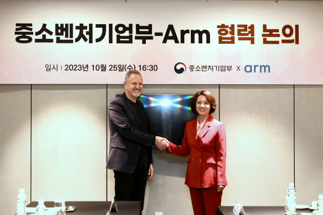 이영(오른쪽) 중소벤처기업부 장관이 25일 서울 여의도 글래드호텔에서 르네 하스 ARM 대표를 만나 협력 방안을 논의 후 기념 촬영을 하고 있다. 사진 제공=중소벤처기업부