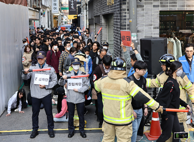 25일 오후 서울 건대 맛의거리 입구 인근에서 인파감지시스템 가동 점검 및 훈련이 진행되고 있다. 연합뉴스