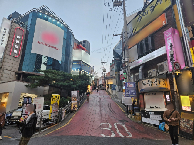 시민들이 24일 오후 서울 강남구 강남역 인근 골목길. 이 골목은 경사가 가파른 데다가 폭이 5m 정도로 좁아 핼러윈 기간 동안 인파가 많이 몰릴 경우 통행에 어려움이 생길 것으로 예상된다. 정유민 기자