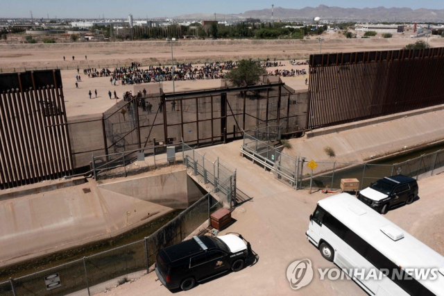 지난5월9일(현지시간) 미국 텍사스주 엘패소 지역 멕시코 국경 부근에 이민자들이 대기하고 있다. AFP 연합뉴스