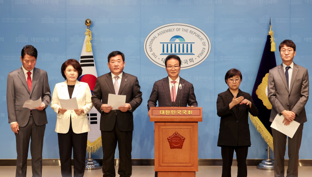 26일 서울 여의도 국회 소통관에서 김용판 의원 등 국민의힘 행정안전위원회 의원들이 국정원 선관위 보안점검 관련 기자회견을 하고 있다. 연합뉴스