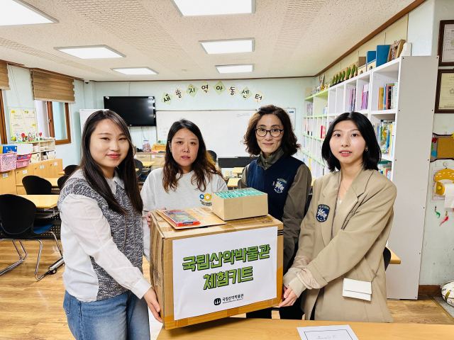 한국등산·트레킹지원센터 국립산악박물관이 속초 새솔지역아동센터에 ‘산악체험키트’를 전달했다. 사진제공=한국등산·트레킹지원센터