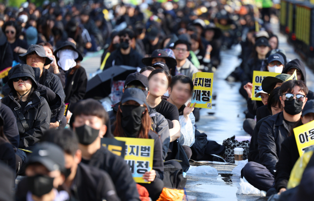 14일 오후 서울 여의도 국회 앞이 공교육정상화 입법촉구 집회에 참가한 교사들로 가득하다. 지난달 21일 '교권 보호 4법' 통과 이후 일시 중단했던 재개된 이번 토요 집회에는 주최 측 추산 3만명이 참가해 '교권 보호 4법만으로는 무분별한 아동학대 신고를 막을 수 없다'며 아동복지법 등 후속 입법 통과를 촉구했다. 연합뉴스