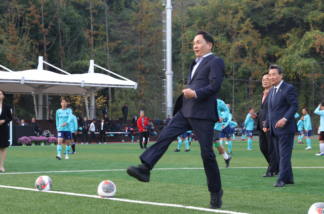 조성명 강남구청장이 강남세곡체육공원 준공식에서 축구를 하고 있다. 사진제공=강남구