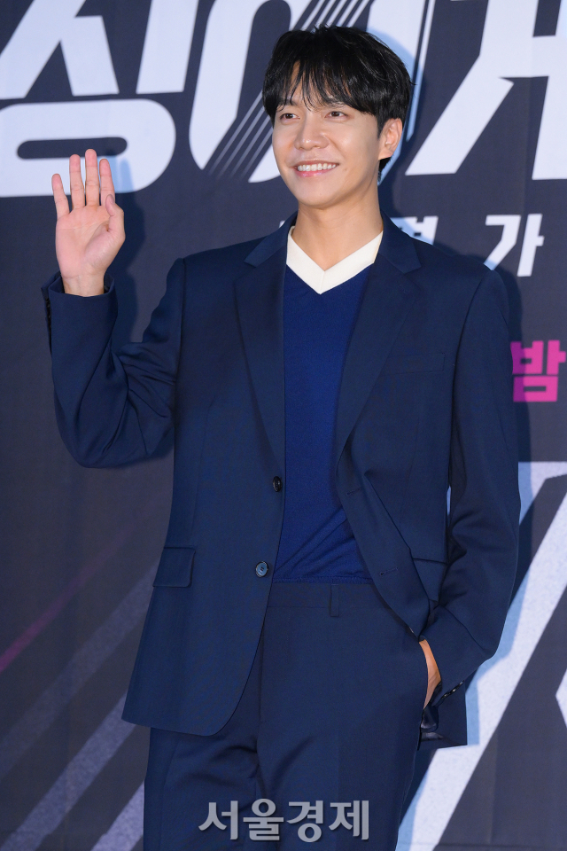 가수 이승기가 26일 오전 서울 마포구 스탠포드호텔 서울에서 진행된 JTBC 새 예능프로그램 ‘싱어게인 시즌3-무명가수전’ 제작발표회에서 포즈를 취하고 있다. 김규빈 기자