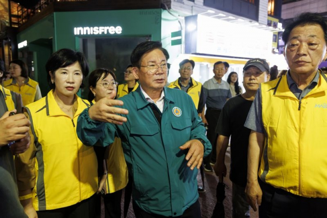 지난 8월 박강수 구청장이 홍대 레드로드 보행환경 점검에 나섰다. 사진 제공=마포구청