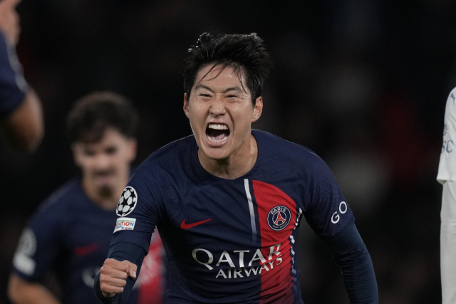 PSG 공격수 이강인이 26일 챔피언스리그 조별리그 F조 3차전 AC밀란과 경기에서 팀의 3번째 골을 터뜨린 뒤 포효하고 있다. AP연합뉴스