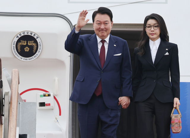 4박6일 간의 사우디아라비아·카타르 국빈 방문을 마친 윤석열 대통령과 김건희 여사가 26일 오전 성남 서울공항을 통해 귀국, 전용기인 공군 1호기에서 내리며 환영객들에게 손들어 인사하고 있다./연합뉴스