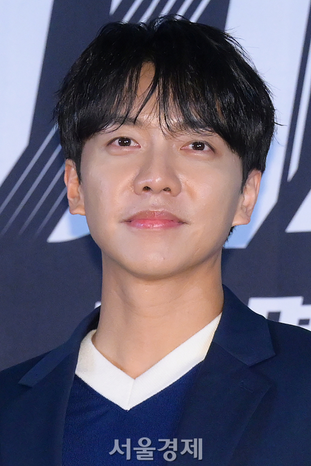 가수 이승기가 26일 오전 서울 마포구 스탠포드호텔 서울에서 진행된 JTBC 새 예능프로그램 ‘싱어게인 시즌3-무명가수전’ 제작발표회에서 포즈를 취하고 있다. 김규빈 기자