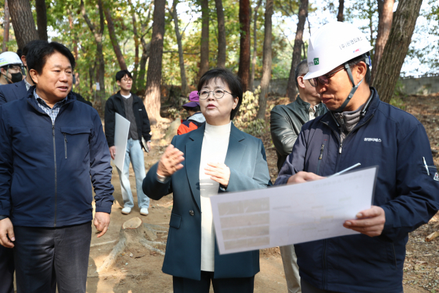 이순희 서울 강북구청장이 ‘북한산 체험형 숲속쉼터’ 조성 현장을 방문해 진행상황을 보고받고, 주민 안전 및 불편사항을 점검했다. 사진=강북구청