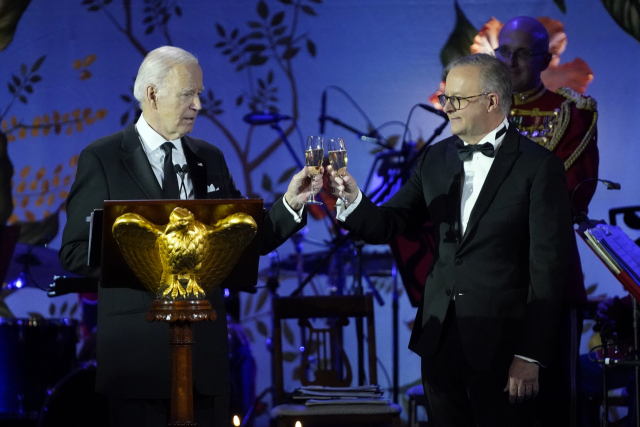 조 바이든(왼쪽) 미국 대통령과 앤서니 앨버니지 호주 총리가 25일(현지 시간) 백악관에서 열린 국빈 만찬에서 건배를 하고 있다. AP연합뉴스