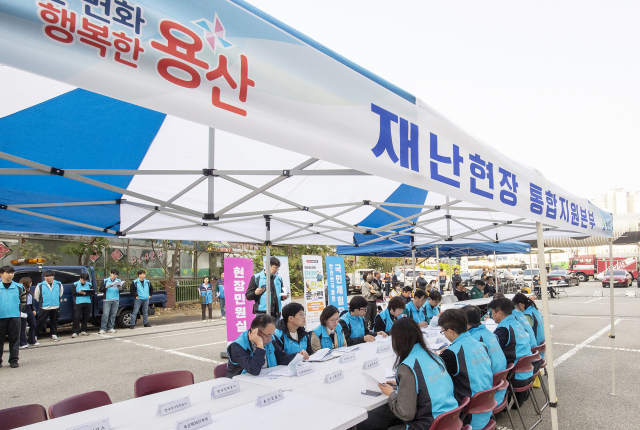 지난 25일 '재난대응 안전한국훈련' 참여자들이 드래곤시티호텔 앞 통합지원본부에서 회의를 하고있다. 사진=용산구청