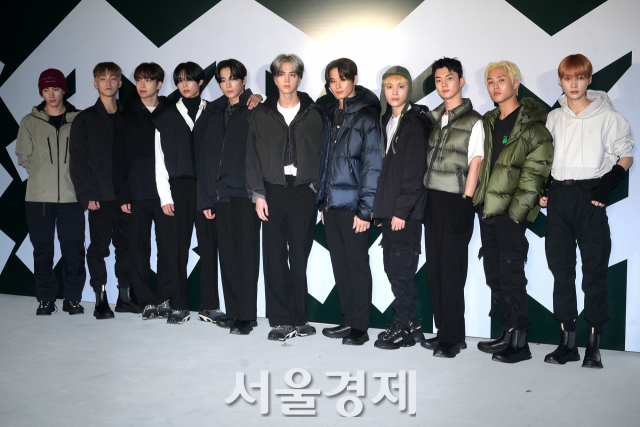 그룹 더보이즈(THE BOYZ)가 26일 오후 서울 용산구 모처에서 진행된 아웃도어 브랜드 ‘코오롱스포츠 창립 50주년’ 기념 포토콜에서 포즈를 취하고 있다. 김규빈 기자