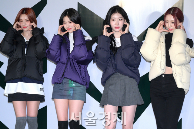 그룹 있지(ITZY)가 26일 오후 서울 용산구 모처에서 진행된 아웃도어 브랜드 ‘코오롱스포츠 창립 50주년’ 기념 포토콜에서 포즈를 취하고 있다. 김규빈 기자