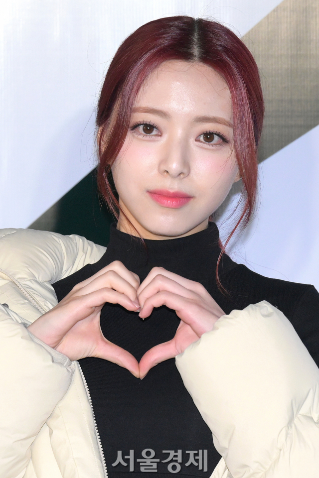 그룹 있지(ITZY) 유나가 26일 오후 서울 용산구 모처에서 진행된 아웃도어 브랜드 ‘코오롱스포츠 창립 50주년’ 기념 포토콜에서 포즈를 취하고 있다. 김규빈 기자