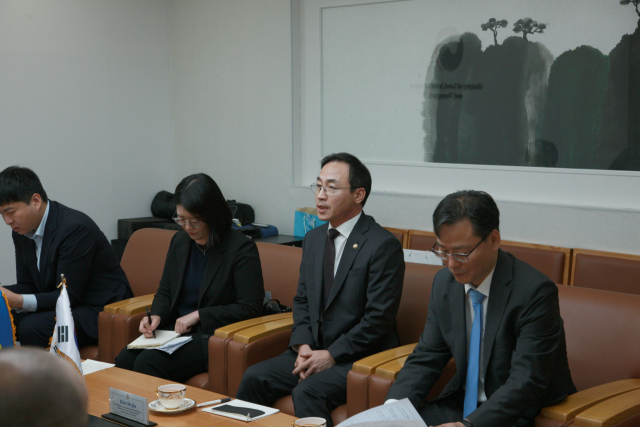 김오진 국토교통부 1차관이 26일 서울에서 이호르 야레멘코 우크라이나 총리실 사무차관을 만나 면담하고 있다./사진=국토교통부