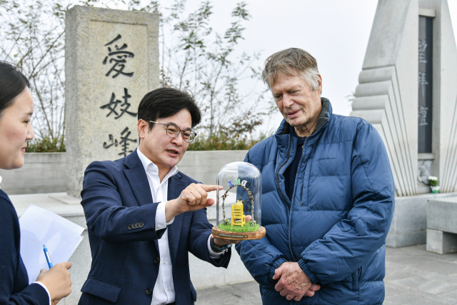 김병수 김포시장(왼쪽)과 르 클레지오 노벨문학상작가. 사진 제공=김포시