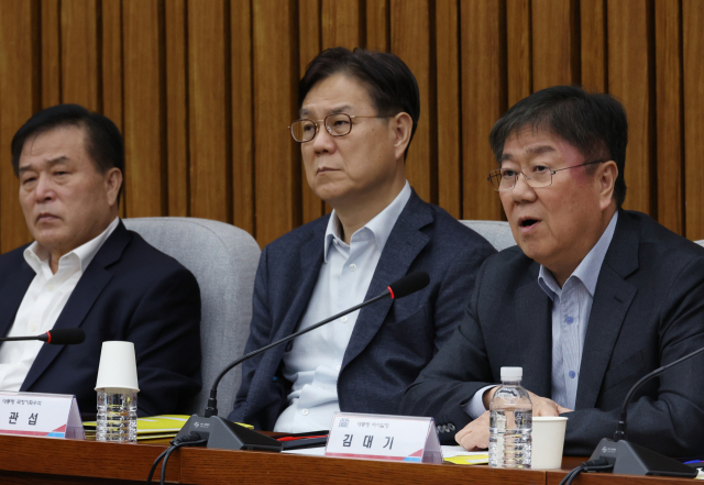 22일 국회에서 열린 고위당정협의회에서 김대기(오른쪽 첫째) 대통령 비서실장이 발언을 하고 있다. /연합뉴스