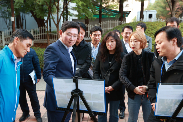 이상일 용인시장이 초중고 학부모 간담회에서 제기된 백현초등학교 일대 환경 개선을 위해 지난 25일 현장점검을 하고 있다. 사진 제공 = 용인시