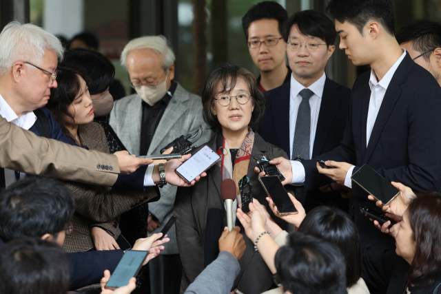 박유하 세종대 명예교수가 26일 서울 대법원 법정을 나서며 취재진의 질문에 답하고 있다. 연합뉴스