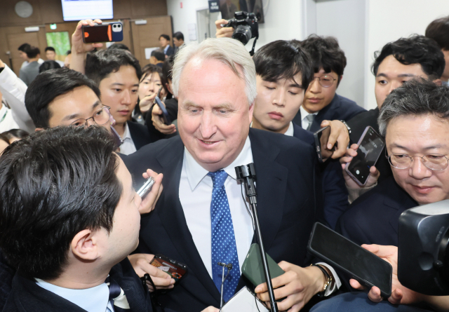 인요한 국민의힘 혁신위원장이 26일 여의도 국회 소통관에서 혁신위원 인명과 관련한 기자회견을 마친 뒤 취재진의 질의를 받고 있다. 연합뉴스