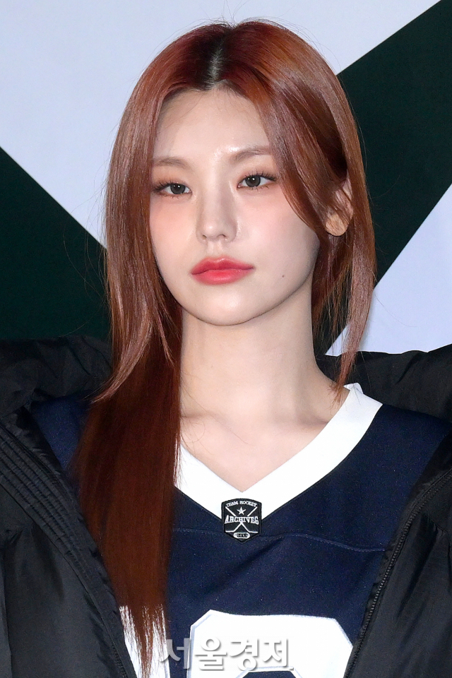 그룹 있지(ITZY) 예지가 26일 오후 서울 용산구 모처에서 진행된 아웃도어 브랜드 ‘코오롱스포츠 창립 50주년’ 기념 포토콜에서 포즈를 취하고 있다. 김규빈 기자