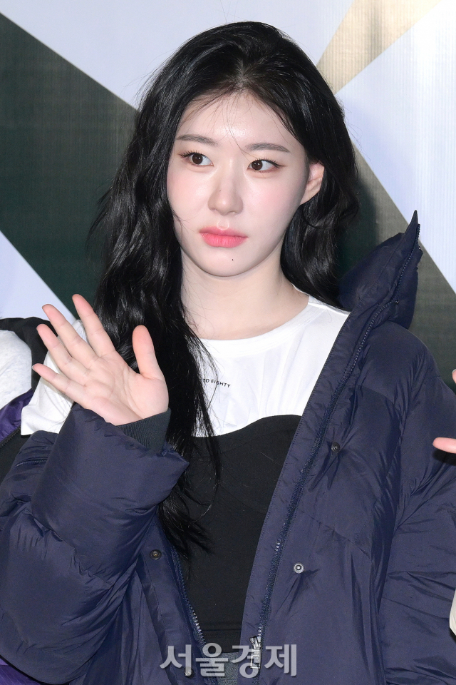 그룹 있지(ITZY) 채령이 26일 오후 서울 용산구 모처에서 진행된 아웃도어 브랜드 ‘코오롱스포츠 창립 50주년’ 기념 포토콜에서 포즈를 취하고 있다. 김규빈 기자