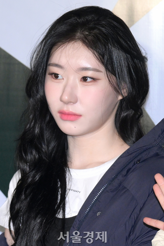 그룹 있지(ITZY) 채령이 26일 오후 서울 용산구 모처에서 진행된 아웃도어 브랜드 ‘코오롱스포츠 창립 50주년’ 기념 포토콜에서 포즈를 취하고 있다. 김규빈 기자