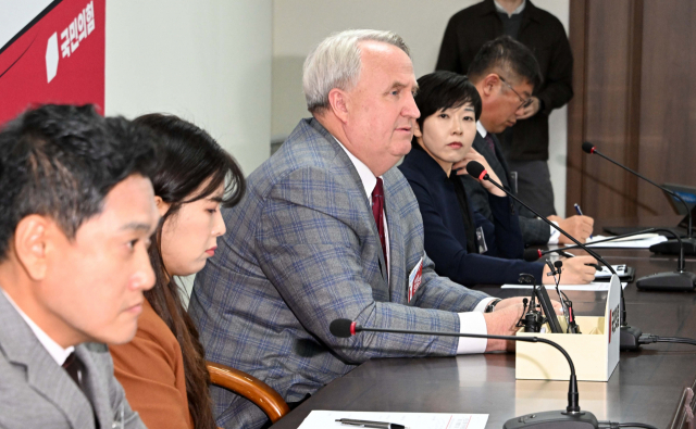 인요한(왼쪽 세 번째) 국민의힘 혁신위원장이 27일 서울 여의도 국민의힘 중앙당사에서 열린 혁신위원회 제1차 전체회의에서 발언하고 있다. 성형주 기자