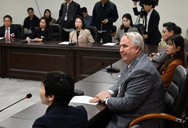 인요한 국민의힘 혁신위원장이 27일 서울 여의도 국민의힘 당사에서 열린 국민과 함께 혁신위원회 제1차 전체회의에서 혁신위원들의 모두발언을 듣고 있다. 성형주 기자