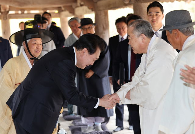 윤석열 대통령이 27일 경북 안동 병산서원에서 열린 유림 간담회에 참석해 허리를 굽힌 채 지역 유림에게 인사하고 있다. 연합뉴스