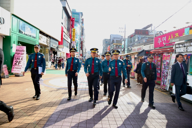 윤희근 경찰청장(왼쪽 세번째)이 27일 홍익대 레드로드 일대를 찾아 안전관리 대비 상태를 점검하고 있다. 사진제공=경찰청