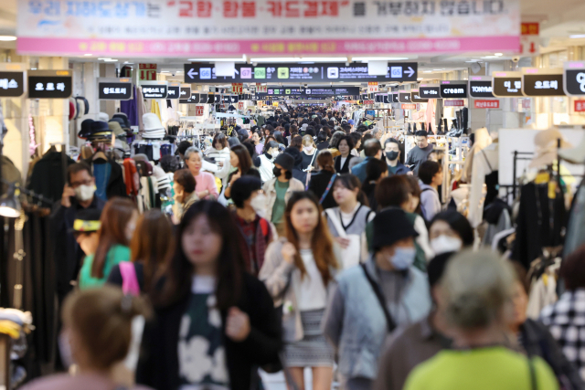 26일 오후 서울 서초구 고속버스터미널 지하도상가가 방문객으로 붐비고 있다. 연합뉴스