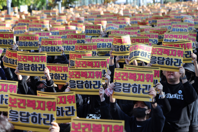 28일 오후 서울 여의도 국회 앞에서 교사들이 아동복지법 개정을 촉구하며 구호를 외치고 있다. 연합뉴스