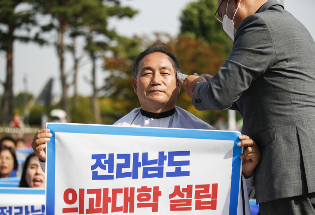 스타트 끊은 '의대 증원 수요조사'…전국 의대 3분의 2 이상이 '정원 확대' 요구