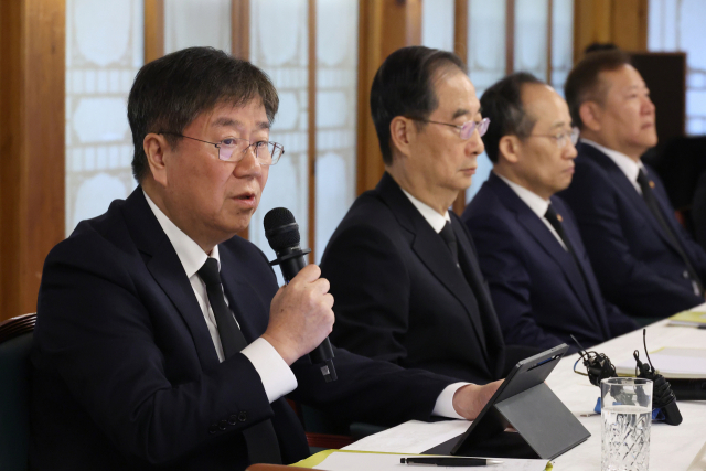 29일 오전 서울 종로구 삼청동 총리 공관에서 열린 고위 당·정·대 협의회에서 김대기 대통령 비서실장이 발언하고 있다. 참석자들은 이태원 참사 추도 의미로 모두 검정색 양복과 검정색 넥타이를 했다./연합뉴스