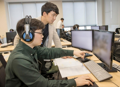 지난 21일 경기도 용인 소재 삼성전자 인재개발원에서 삼성전자 감독관들이 응시자들을 대상으로 예비 소집을 진행하고 있다. 사진제공=삼성