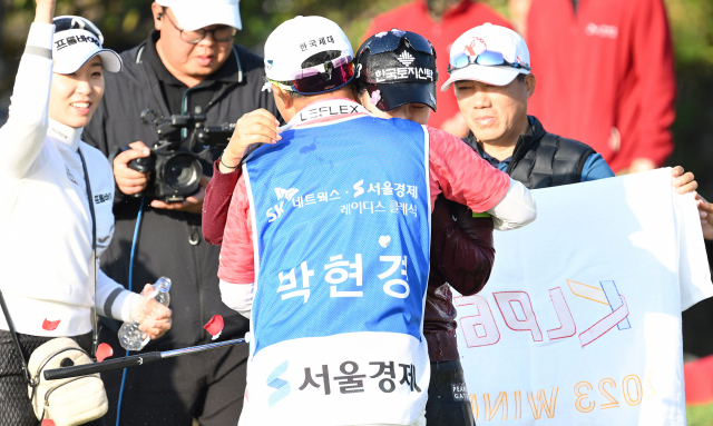 준우승 아홉번 과거 뒤로하고 ‘갤러리 앞 첫우승’에 울어버린 박현경