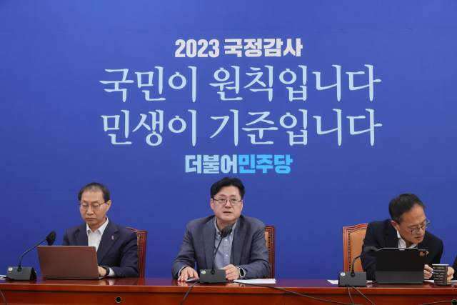 홍익표 더불어민주당 원내대표가 29일 국회에서 열린 2023 국감 평가 및 향후 대응방안 관련 기자간담회에서 발언하고 있다. 연합뉴스