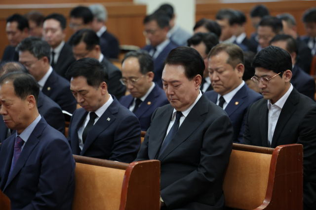 尹, 이태원 참사 1년에 '유가족 위로…안전한 대한민국 만들 것'